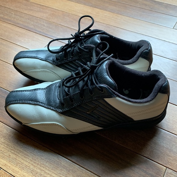 Youth Callaway golf cleats, size 5.5 - Picture 3 of 5